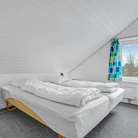 Stunning In Glesborg With Indoor Swimming Pool 펜션 Fjellerup Strand