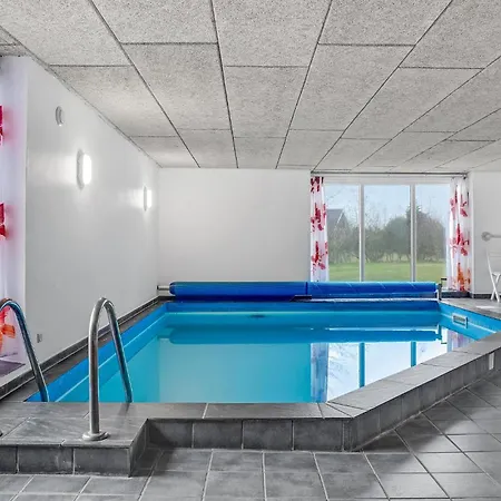 펜션 Stunning In Glesborg With Indoor Swimming Pool *