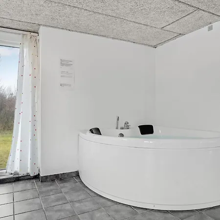 펜션 Stunning In Glesborg With Indoor Swimming Pool *